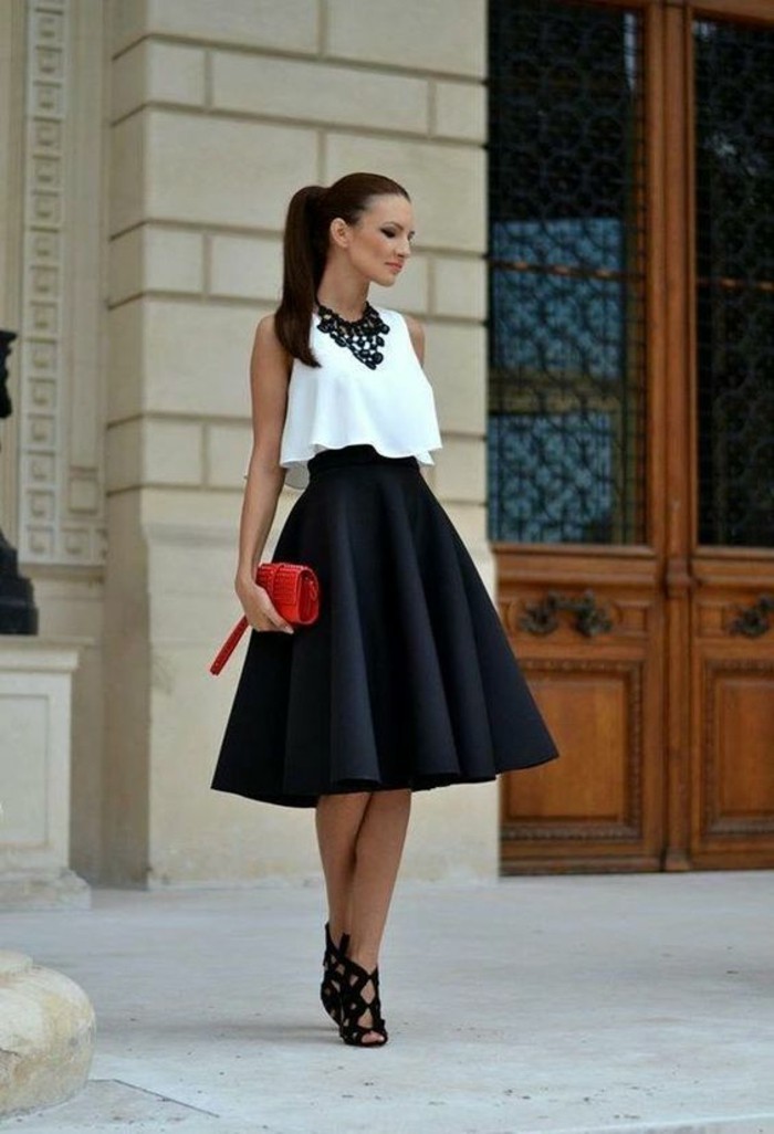 jupe taille haute évasée noire avec portée avec un top blanc