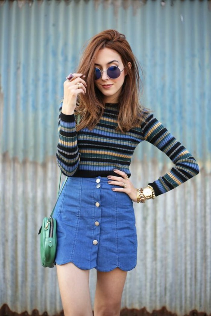 une jupe trapèze en jean de style vintage boutonnée au devant