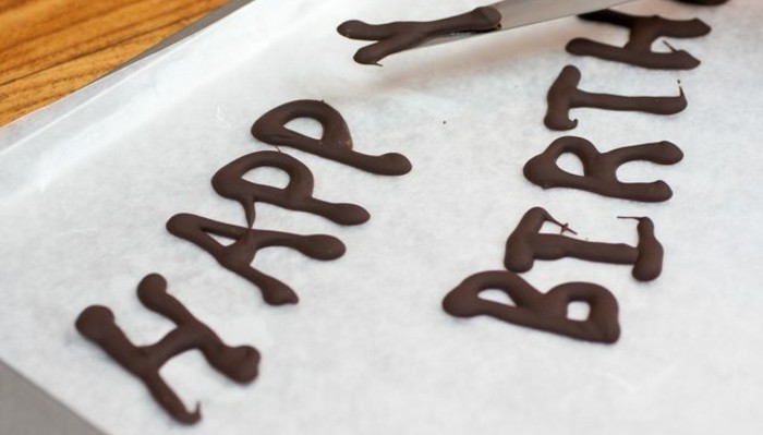 laisser-le-chocolat-durcir-ecriture-en-chocolat-message-joyeux-anniversaire-ecrit-en-chocolat-comment-faire-des-décors-en-chocolat