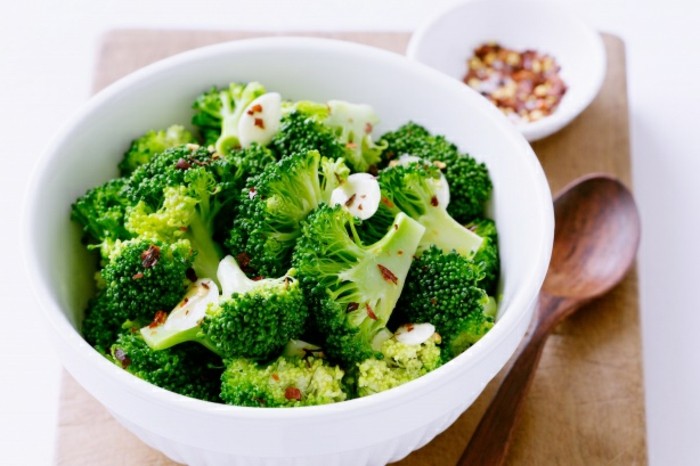 brocolis, une salade de brocolis fraîche, aliment riche en fer, comment augmenter la quantité de fer dans l'organisme à travers l'alimentation riche en fer