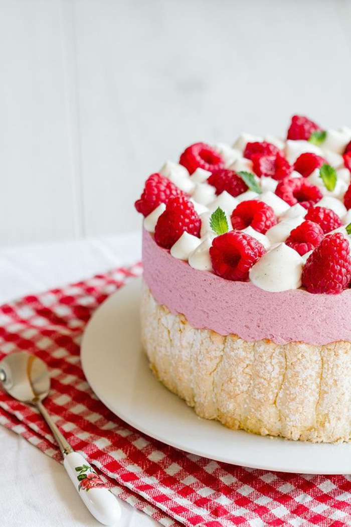 le-gateau-d-anniversaire-idee-gateau-aux-fraises-anniversaire