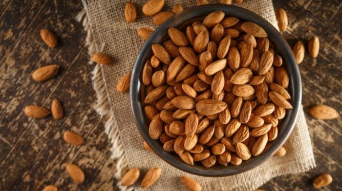 des amandes, noix, exemple d aliment riche en fer, idée comment compenser la carence en fer, régime alimentaire riche en fer