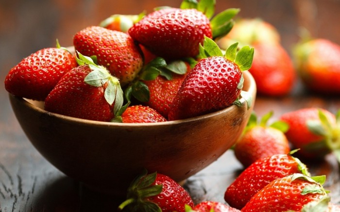 fraises fraîches, exemple d aliment riche en fer, idée comment lutter contre le déficit en fer