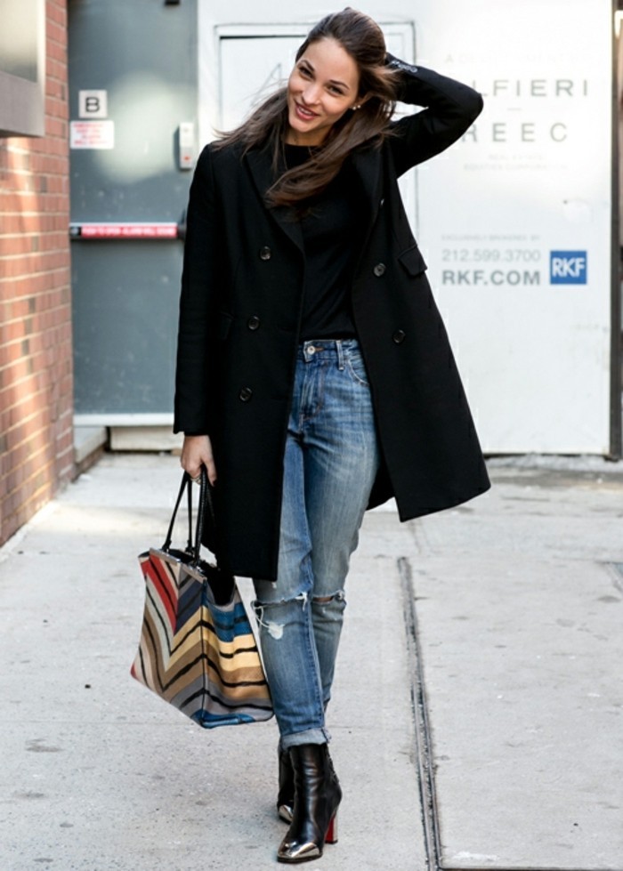 bottines jean, paire de denim, veste longue noire, sac à main multicolore