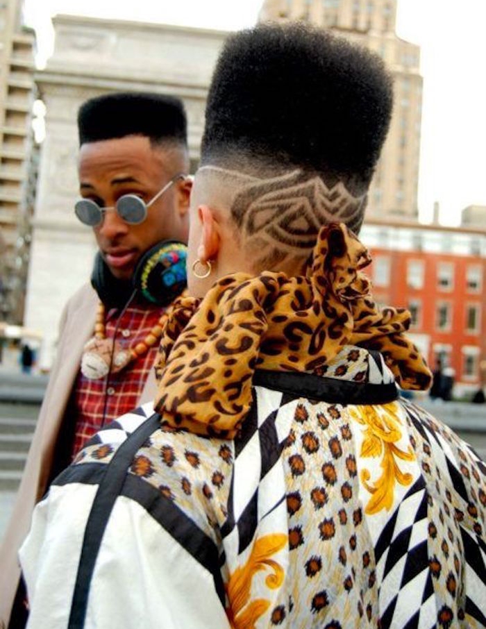 coupe afro homme avec dessins et veste leopard annee 90