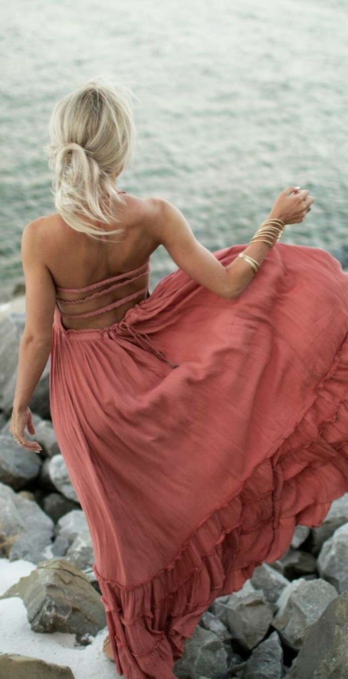 look bohème, robe longue rose, style pour la plage 