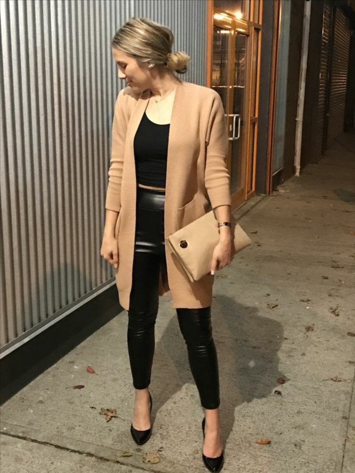 look-chic-élégant-manteau-camel-legging-effet-cuir-pochette-de-soirée