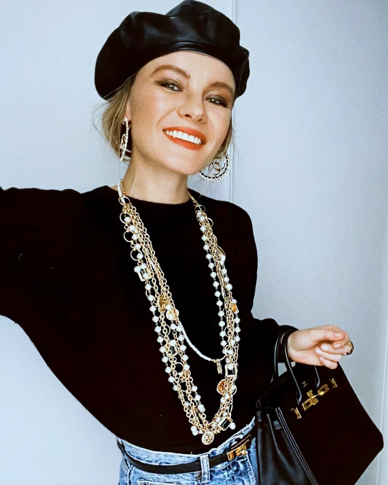 look glamour style 9à a femme avec beaucoup d accesspores