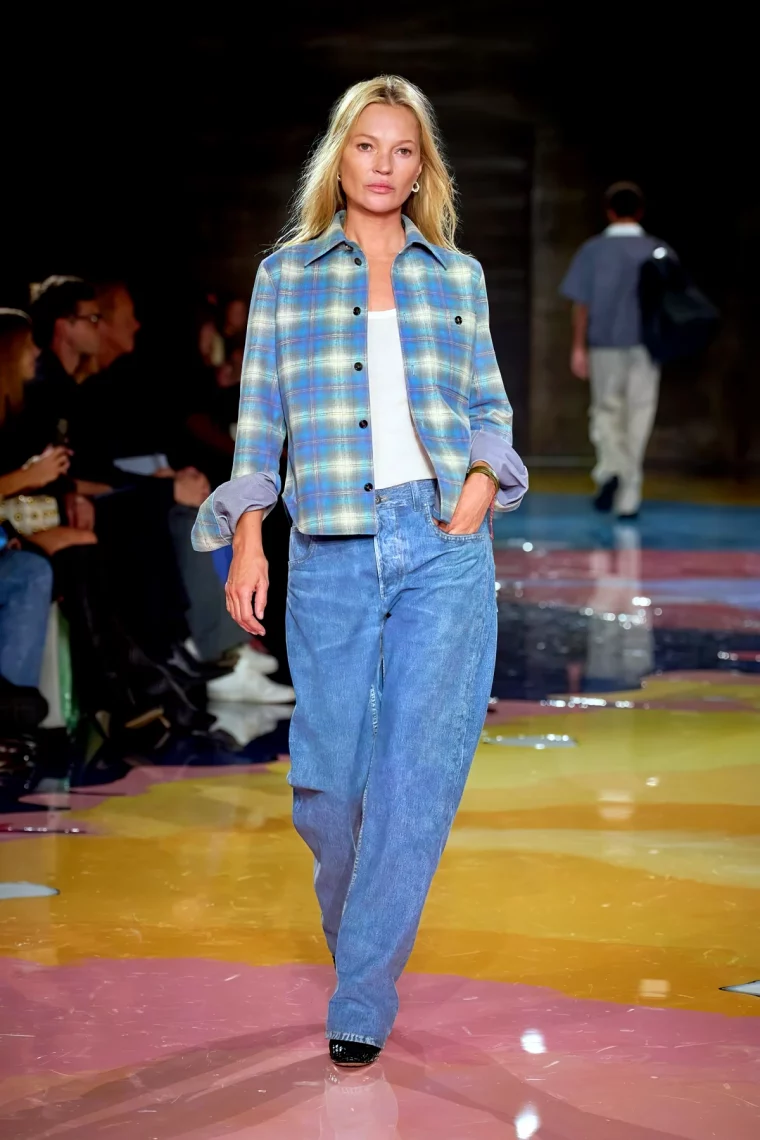 look grunge moderne inspiration annee 90 chemise a carreaux jean large modele