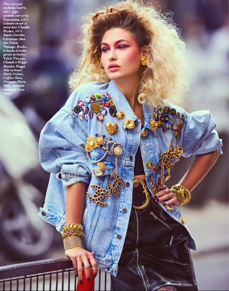 look original et unique des annees 90 magazine de mode femme veste en jean avec des broches
