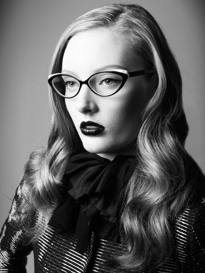 lunettes-vue-femme-rétro-chic-photo-glamour-en-noir-et-blanc