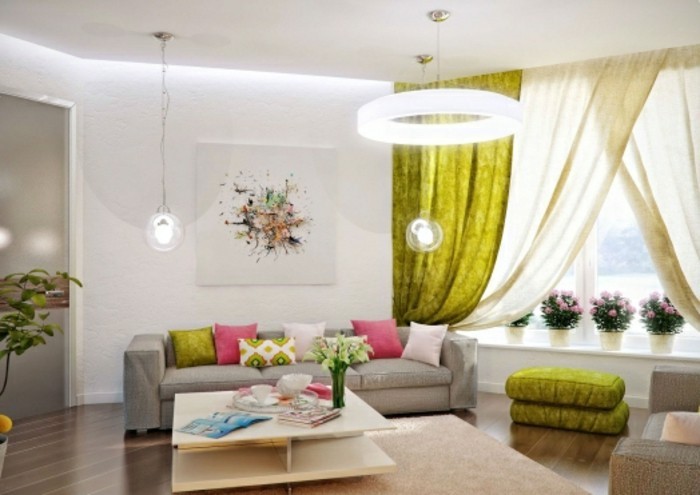 feng shui couleurs, rideaux verts, fleurs rose, plafond blanc, canapé gris
