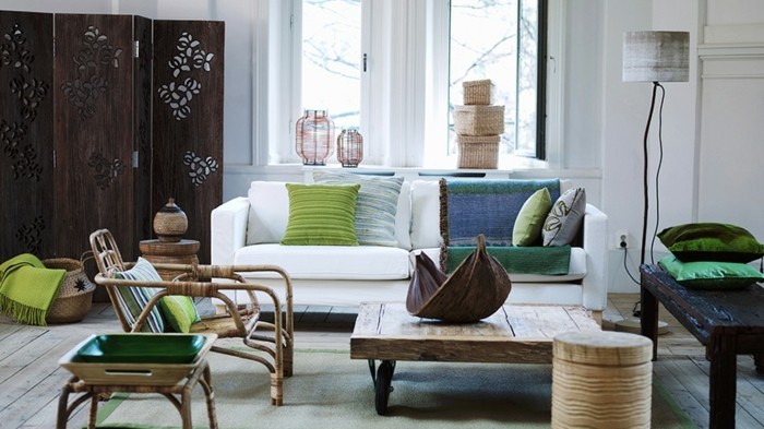 feng shui facile, table basse en bois, murs blancs, coussins décoratifs en vert