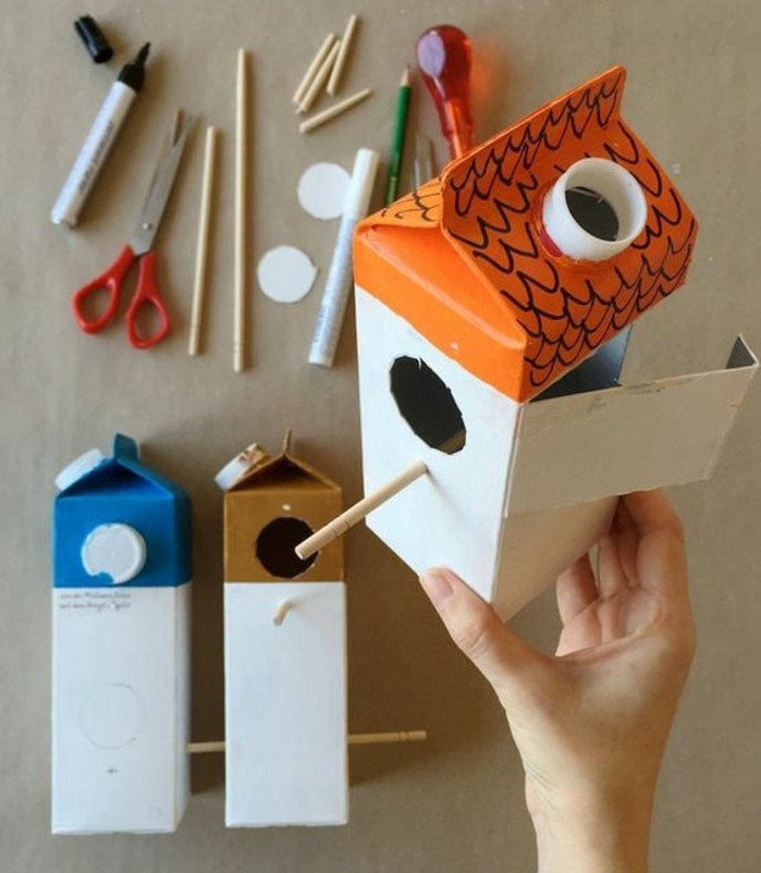 mangeoire-oiseaux-dans-une-boîte-à-lait-en-carton-idée-activité-créative-de-printemps-decoration-exterieur-soin-nature