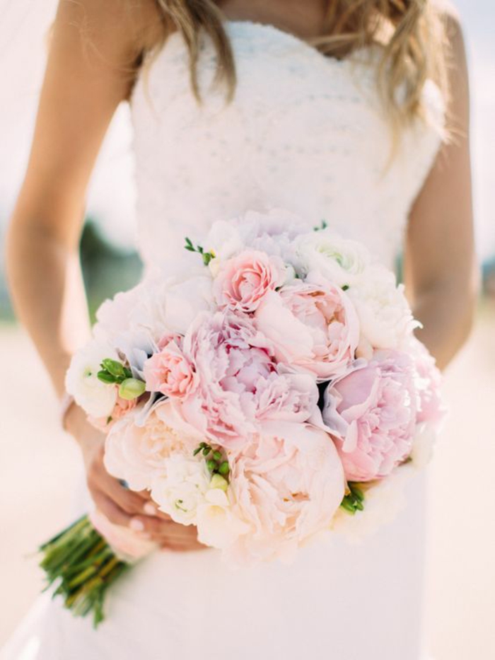 mariage-robe-de-mariée-longue-blanche-bouquet-magnifique-poives
