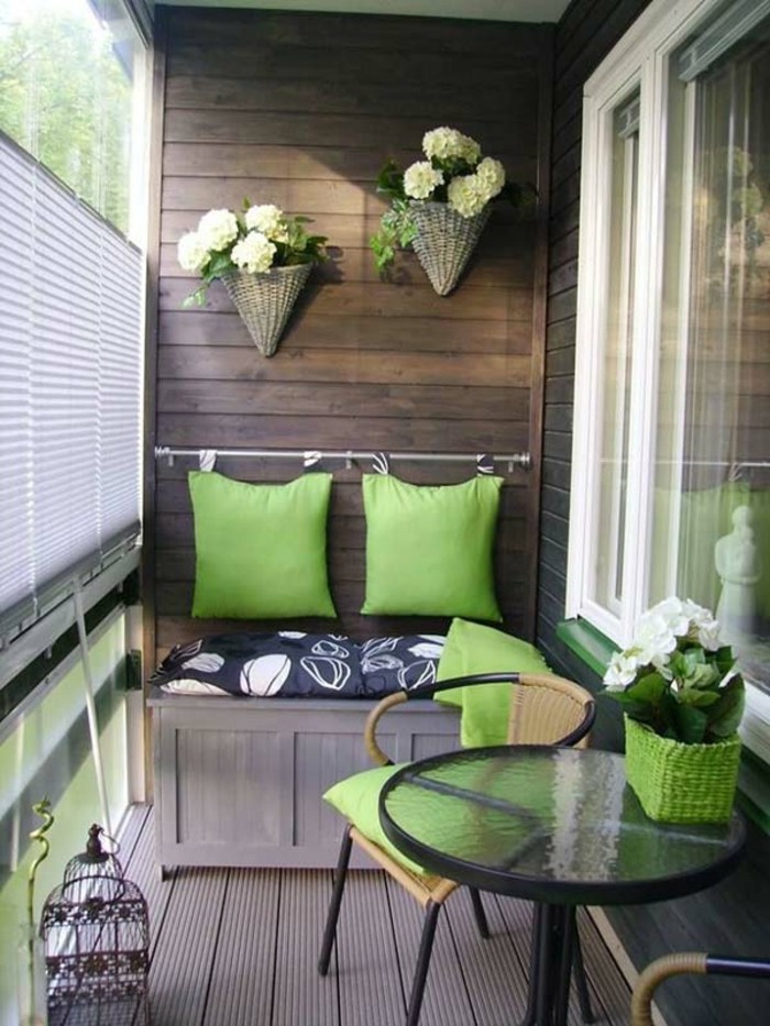 aménager un petit balcon, table ronde en verre, suspension plante, coussins verts