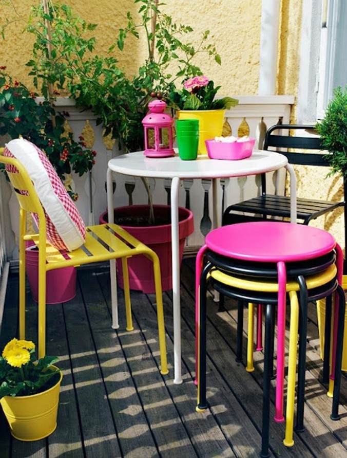 decoration balcon, meubles en couleurs vives, pot à fleur rose, chaise noire, coussin blanc et rouge