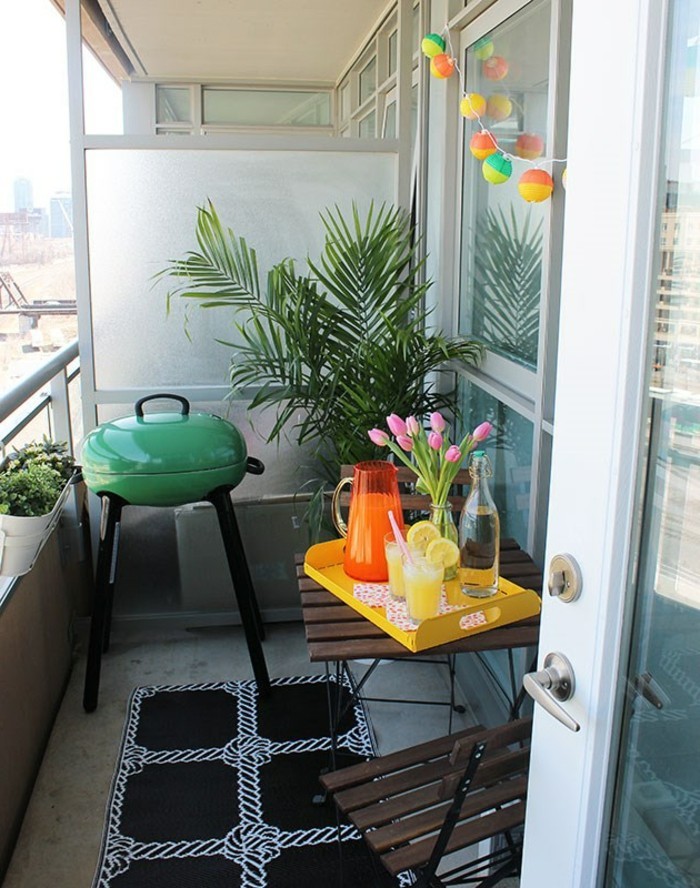 idee deco terrasse, tapis noir, chaises en bois, table de balcon, bouquet en tulipes rose