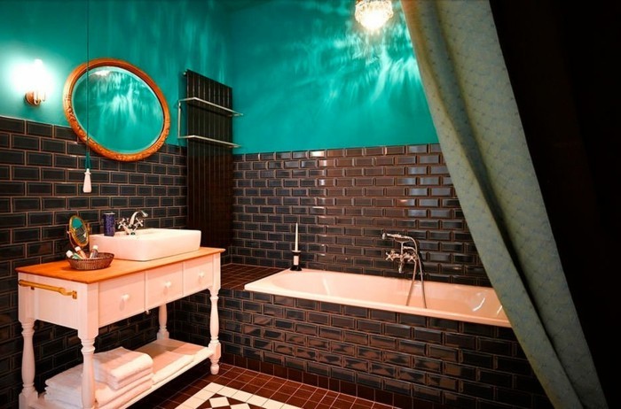meuble-de-salle-de-bains-carrelage-marron-foncé-et-turquoise-miroir-rond