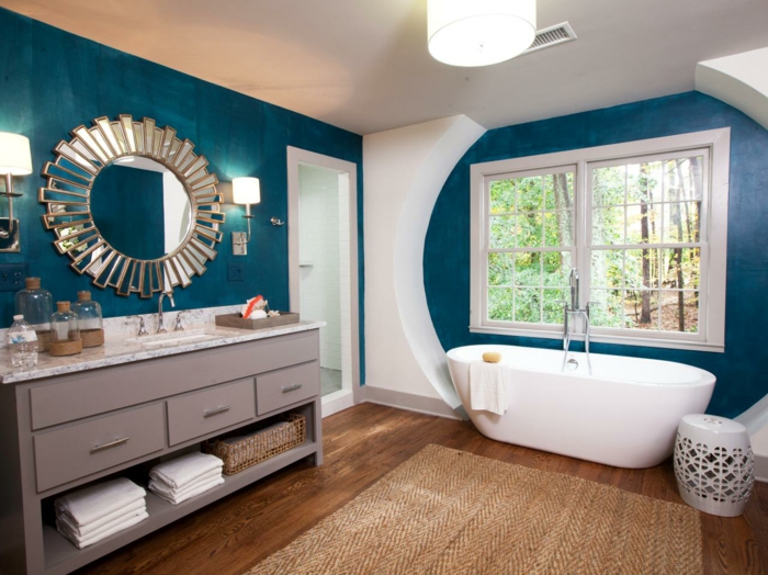 meuble-de-salle-de-bains-murs-turquoise-blancs-miroir-soleil-accessoires-de-bain