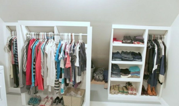 meuble sous comble, penderie, étagères ouvertes, idée petit dressing gain de place pour organiser ses vêtements et chaussures