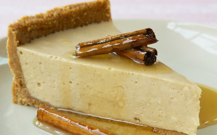 miel-et-cannelle-gâteau-au-fromage-bâtons-cannelle-biscuits