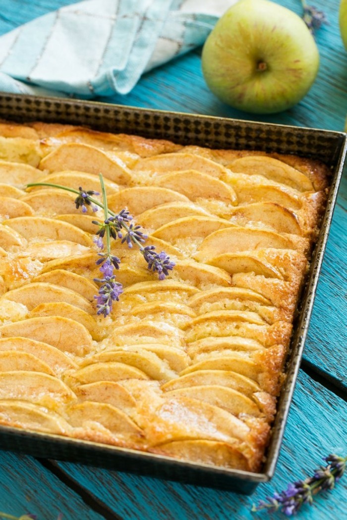 miel-et-cannelle-gâteau-aux-pommes-serviette-bleue-rayée-plat-à-four