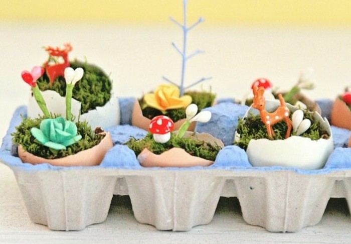 mini-jardin-dans-une-coquille-d-oeuf-coquilles-posées-dans-une-boite-a-oeufs-mousse-petits-fleurs-et-figurines-décoratifs-activité-manuelle-paques