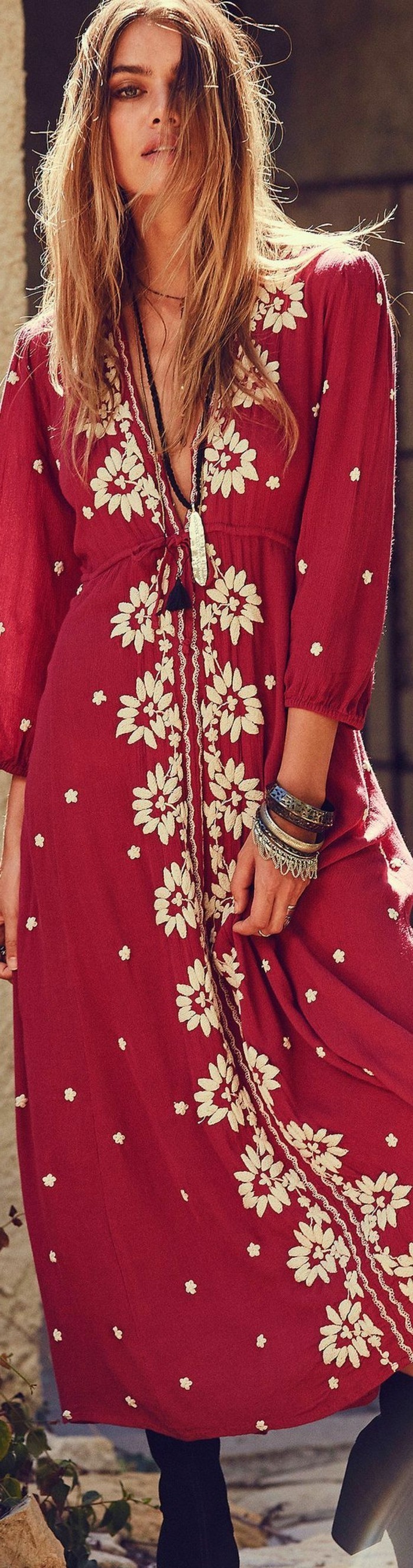 mode boheme, robe boho rouge et bracelets 