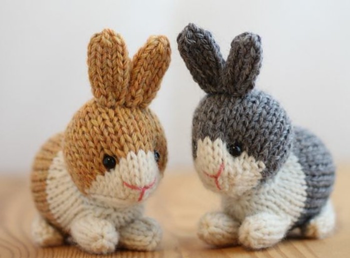 modele-de-lapin-tricot-lapin-gris-et-blanc-et-lapin-marron-et-blanc-des-yeux-noirs-doudou-a-faire-soi-meme