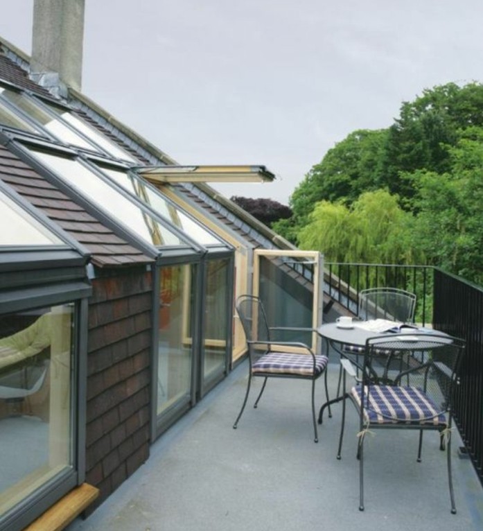amenagement terrasse tropezienne, table et chaises en métal, terrasse en béton, grade fou noir, deco terrasse simple