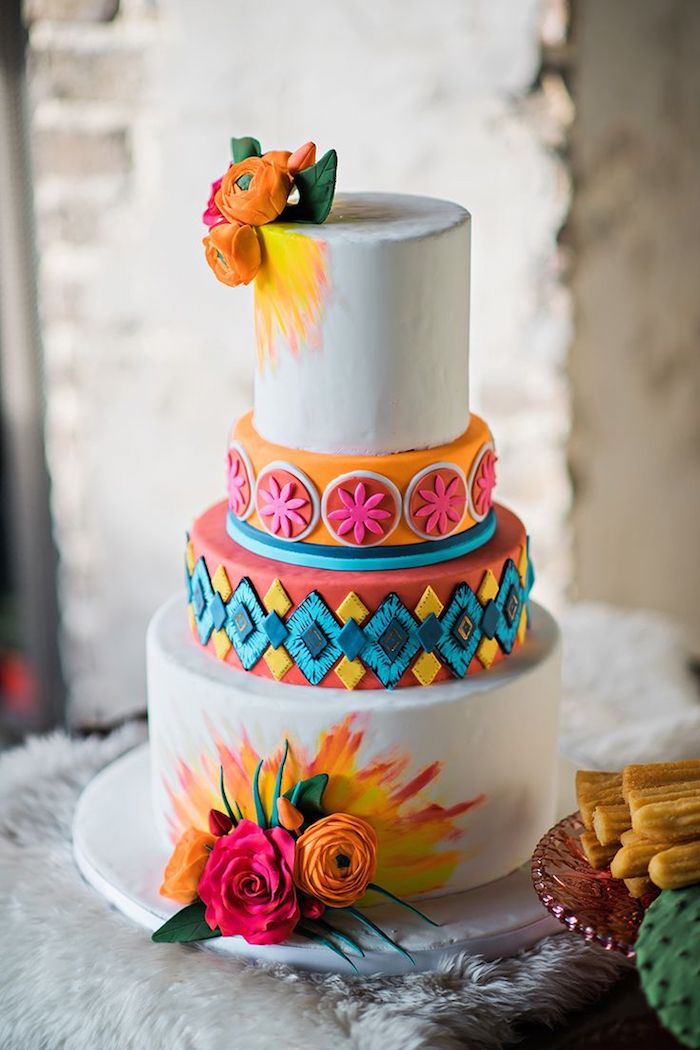 gateau anniversaire adulte original avec des couches colorés à motifs floraux et geometriques en p6ate à sucre, deco gateau de fleurs fraiches
