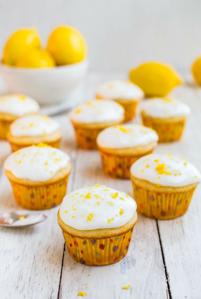 muffin-citron-couleur-jaune-zeste-rapé-vanille-cuillère-table-en-bois-crème-blanche