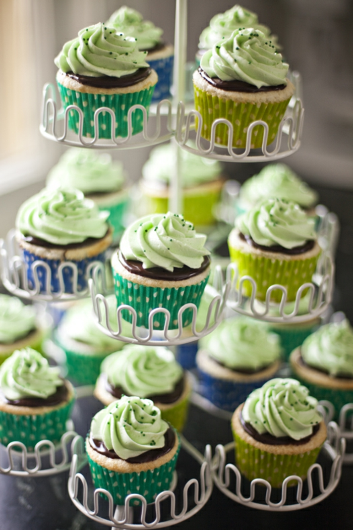 muffin-facile-mint-cupcakes-art-cuisine-couleures-nuances-de-verte-creme-et-topping