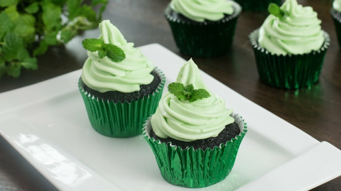 muffin-facile-mint-cupcakes-caissette-papier-en-vert-creme-léger-base-chocolat