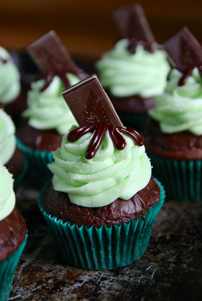 muffin-facile-mint-cupcakes-chocolat-fondu-decoration-jaune-et-marron-foncé