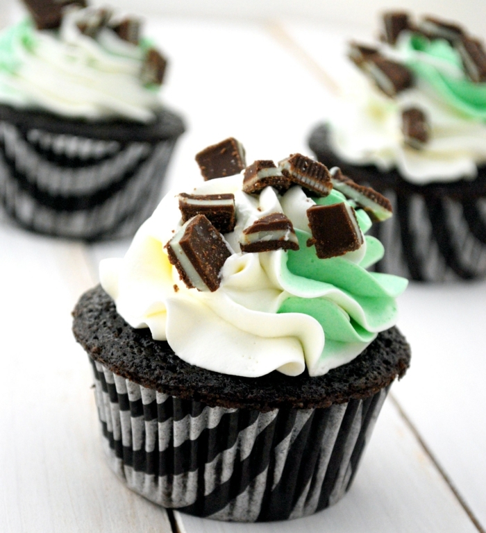 muffin-facile-mint-cupcakes-décoration-cookies-ou-chocolat-base-noire-creme-blanche-et-verte