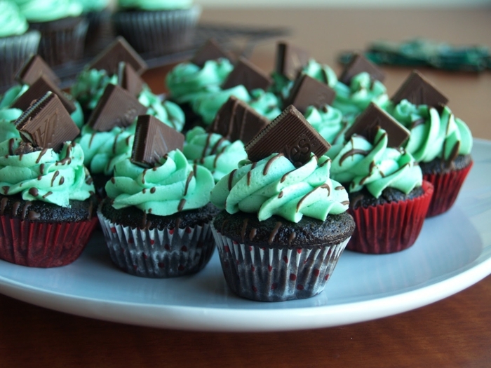 muffin-facile-mint-cupcakes-morceaux-de-chocolat-decoration-crème-colorant-alimentaire-vert