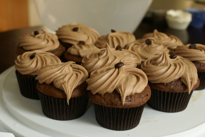 muffin-recette-coffe-nut-base-chocolat-fondu-pépites-decoration-graines-de-café-creme-couleur-caramel