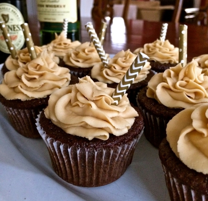 muffin-sucré-whisky-cupcakes-bâtonnets-de-chocolat-creme-couleur-champagne