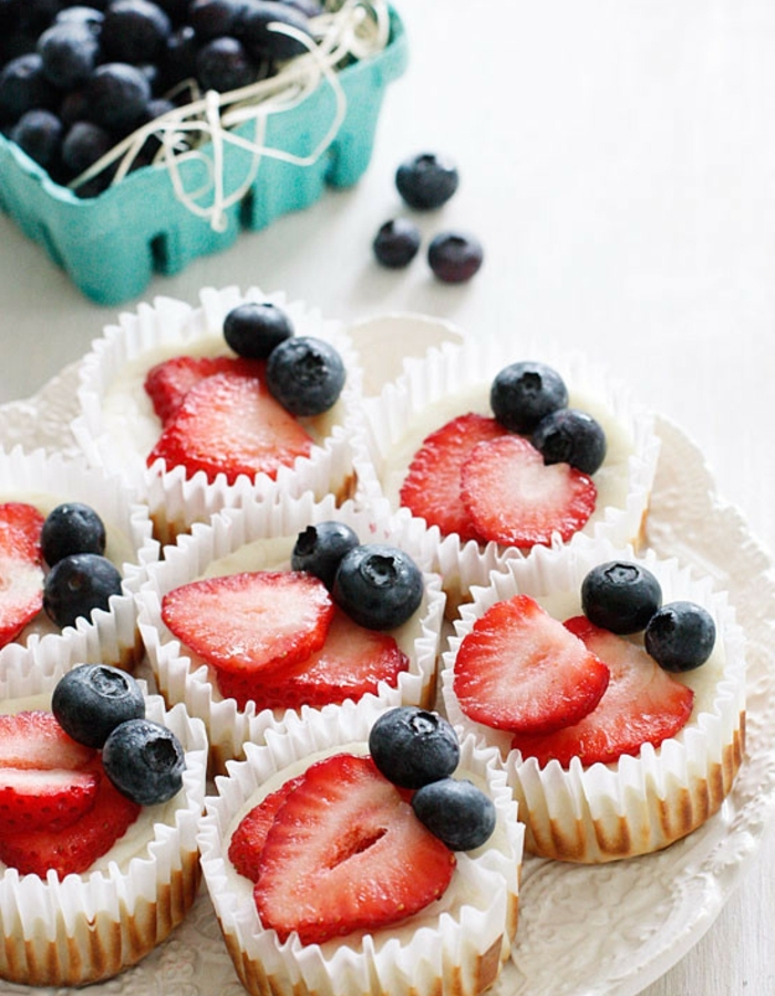 muffin-sucré-yogourt-fruits-fraise-myrtilles-decoration-creme