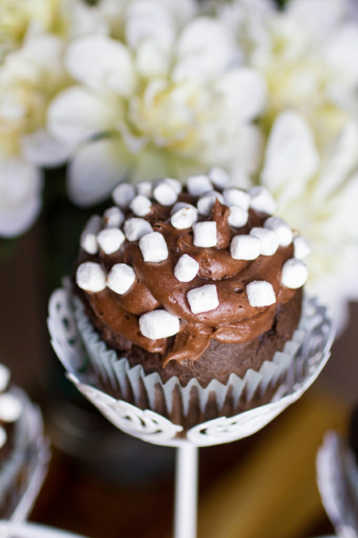 muffins-chocolat-base-marron-decoraiton-blanche-marshmallow-morceaux