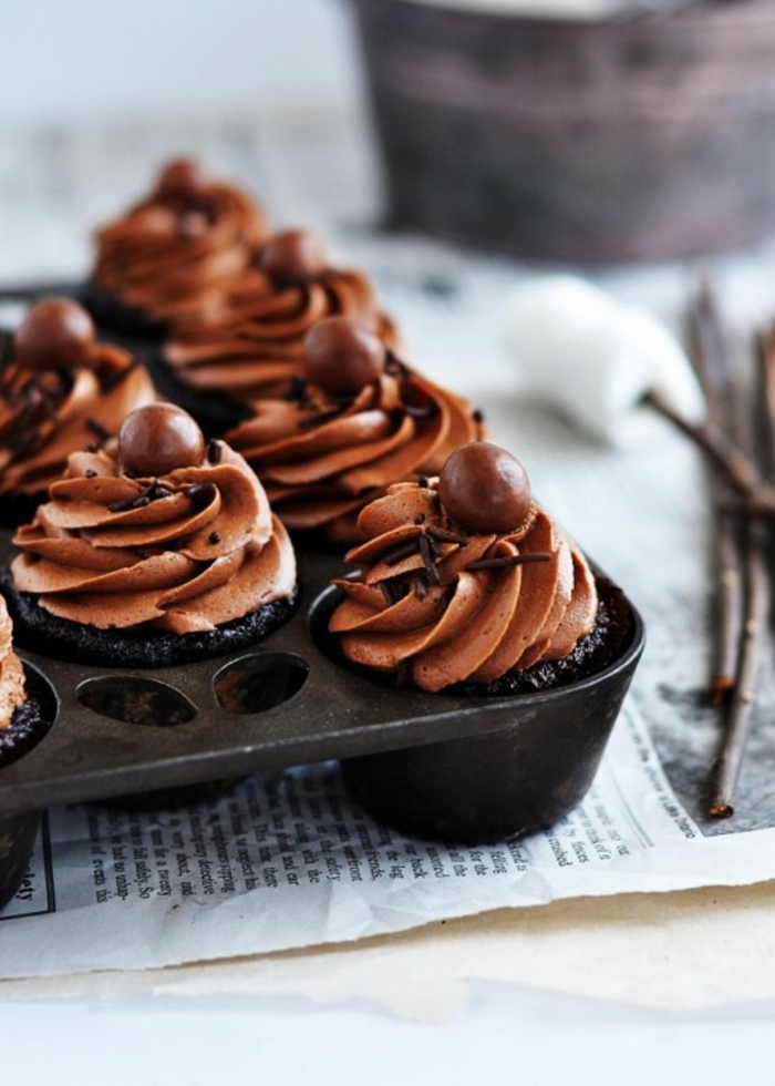 muffins-chocolat-decoration-bâtonnets-de-chocolat-extrait-de-rhum