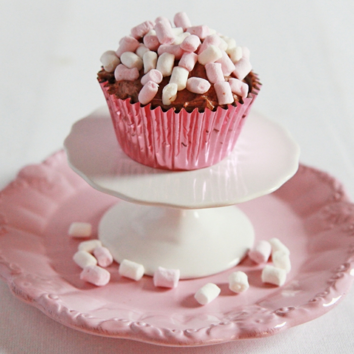 muffins-chocolat-decoration-rose-caissette-papier-morceaux-de-marshmallows