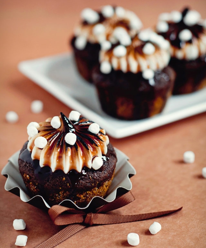 muffins-chocolat-et-marshmallows-creme-brule-caramel-ruban