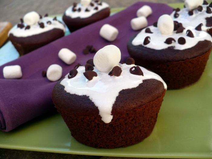 muffins-chocolat-fondu-decoration-marshmallows-dessert-couleurs-marron-foncé-et-blanc