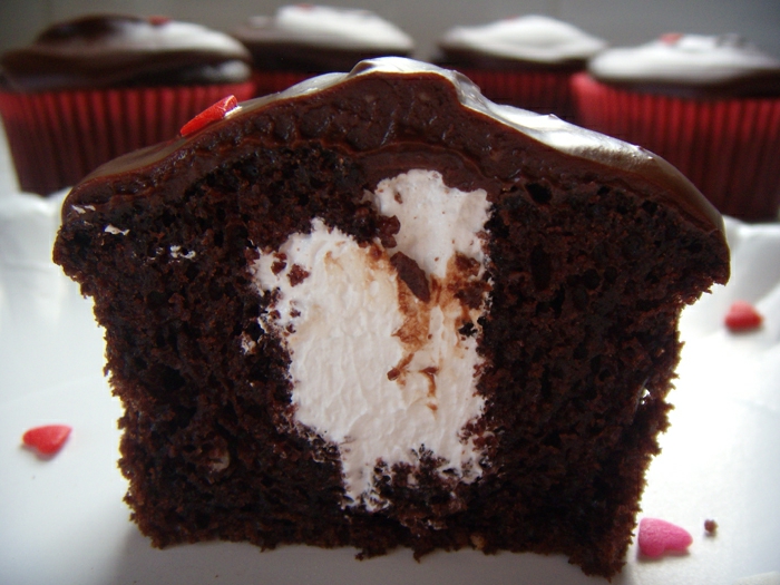 muffins-chocolat-marshmallow-coeurs-decoratifs-topping-chocolat-fondu