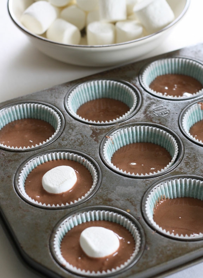 muffins-chocolat-moules-à-muffins-base-non-cuite-marshmallows