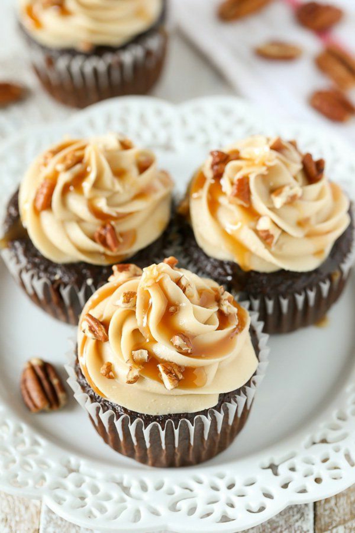 muffins-moelleux-caramel-and-chopped-nut-cupcakes-assiette-caissette-papier-blanche