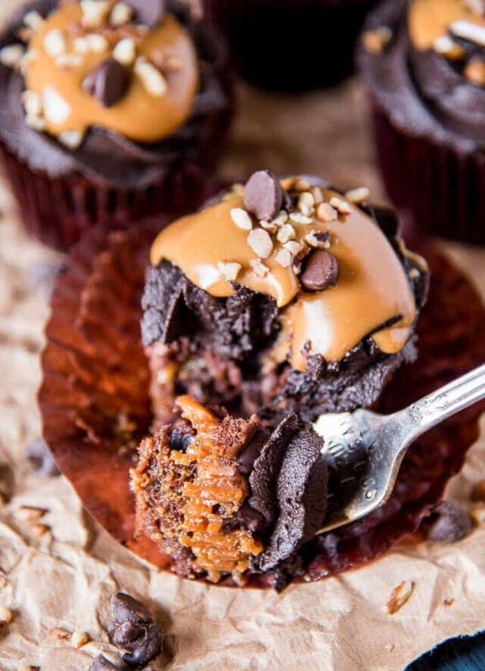 muffins-moelleux-caramel-and-chopped-nut-cupcakes-base-chocolat-glaçage